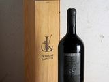 une bouteille de vin posée sur une table à côté d'une caisse en bois