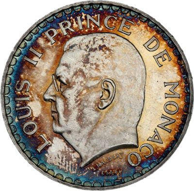 Gros plan sur une pièce de monnaie portant le visage d'un homme