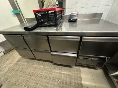 un comptoir en métal surmonté d'un panier