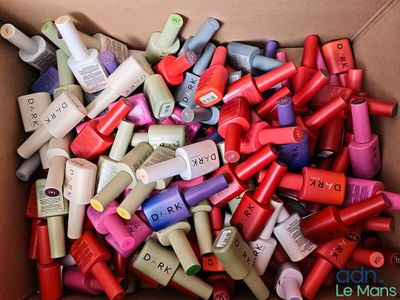 une boîte remplie de vernis à ongles de différentes couleurs
