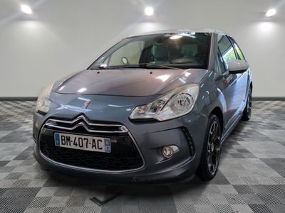 une photo d'une voiture Citroën grise dans un showroom
