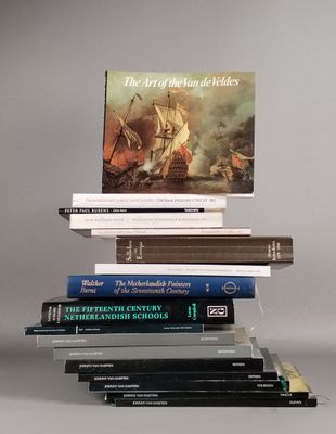 plusieurs livres empilés sur une table