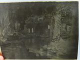 une vieille photo d'une personne tenant une photo en noir et blanc d'une maison