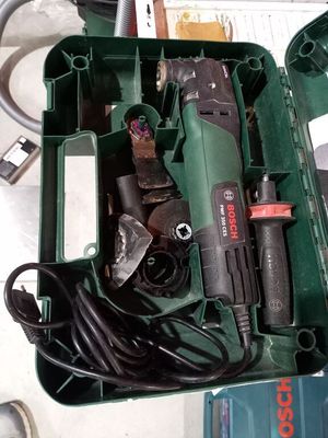 une boîte verte contenant des outils, posée sur une table
