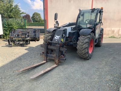 un tracteur garé sur un parking