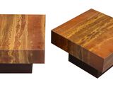 deux tables en bois placées côte à côte sur un fond blanc