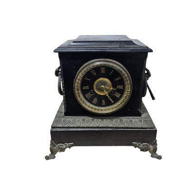 une horloge noire posée sur une table