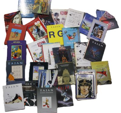 une pile de livres posée sur une table