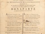 un vieux livre écrit posé sur une table