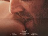 On voit l'affiche du film « Mon roi ».
