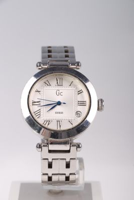 une montre en argent avec des chiffres romains sur le cadran