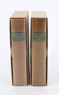 deux livres posés l'un sur l'autre sur une surface blanche
