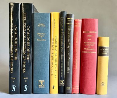 Plusieurs livres sont empilés les uns sur les autres sur une table