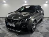 vue de face d'un SUV gris garé dans un garage