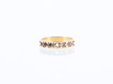 gros plan d'une bague en or sur une surface blanche