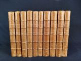une pile de vieux livres posée sur une surface noire