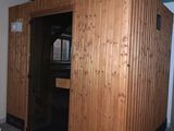 une salle de bains avec des toilettes et une cabine de douche en bois
