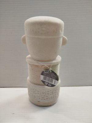 une pile de trois pots en céramique sur lesquels est accrochée une étiquette