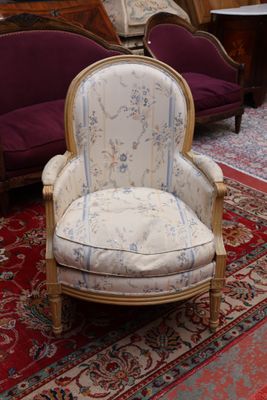 Bergère en bois relaqué blanc, mouluré et sculpté, recouvert…