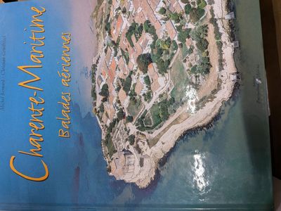 une photo d'un livre posé sur une table, sur laquelle figure une carte