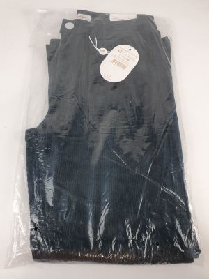 un gros plan sur un pantalon noir dans un sac en plastique