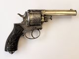 gros plan d'un revolver sur une surface blanche