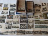 beaucoup de vieilles cartes postales sur la table
