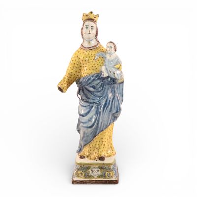 une statue de femme tenant un enfant dans ses bras