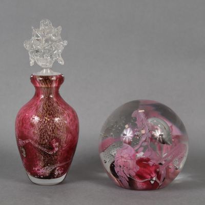 deux vases en verre posés l'un à côté de l'autre sur une table