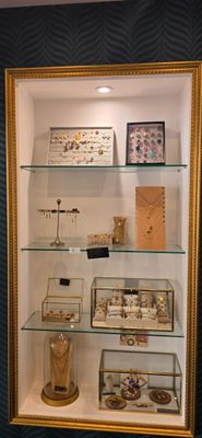 une vitrine contenant de nombreux objets, située dans une pièce