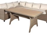 un canapé et une table avec des coussins dessus