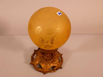 Applique en bronze ciselé à réflecteur sphérique à décor gra… - Photo 1