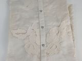 un sac blanc orné d'un oiseau, posé sur une table