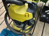 un aspirateur jaune et bleu sur une terrasse en bois
