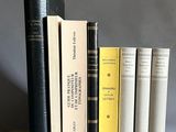 plusieurs livres sont empilés sur une table