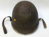 un casque posé sur une surface blanche
