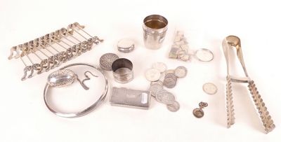 beaucoup d'objets en argent posés sur une table