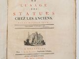 un livre ouvert sur lequel figure l'image d'un château