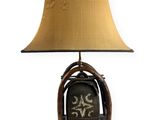une lampe posée sur une table et munie d'un abat-jour