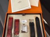 une boîte contenant une montre, une montre et une carte