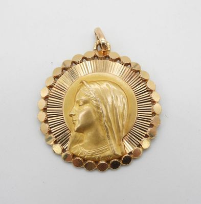 Gros plan sur une médaille d'or portant le visage d'une femme