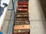 une longue table sur laquelle sont posés tout un tas d'outils