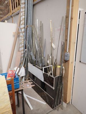 une photo d'une pièce où se trouvent tout un tas d'outils