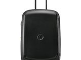 La valise noire repose sur ses roulettes, posée sur une surface blanche.