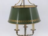 une image représentant une lampe verte surmontée d'un oiseau