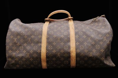 une image d'un sac Louis Vuitton sur fond noir