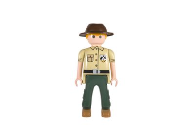 La figurine porte un chapeau marron et un pantalon vert.