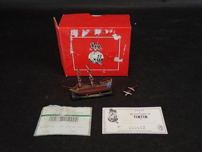 une petite boîte rouge sur laquelle est représenté un petit bateau