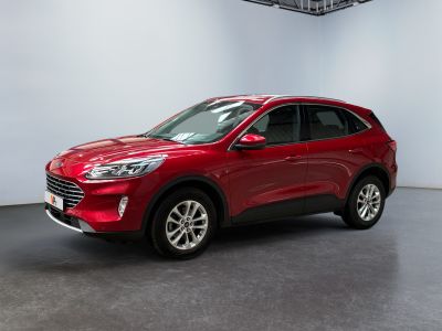 Une Ford Escape rouge de 2020 est garée dans une grande pièce