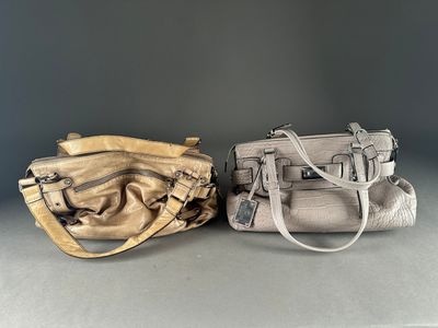 deux sacs à main posés l'un sur l'autre sur une table